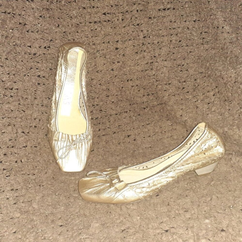 HISPANITAS-Gold Leather-Laser Cut-Out Flower-Pleated Square Toe-Sz 37-NWOB